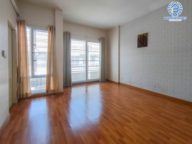 *****ทาวน์เฮ้าส์มือสองย่านกรุงเทพฯ ม.เดอะฟรอนท์ วัชรพล เนื้อที่กว้างขวางมากถึง 20.40 ตร.ว. ฟังก์ชัน 3 ห้องนอน 3 ห้องน้ำ ที่จอดรถ 1 คัน พร้อมเข้าอยู่ แถมฟรี! เครื่องปรับอากาศ 2 เครื่อง บนทำเลแห่งการเดินทาง เชื่อมต่อจุดขึ้นทางด่วน "วัชรพล" จองเลย!